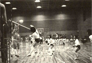 昭和63年、青井高校体育館での大会の様子